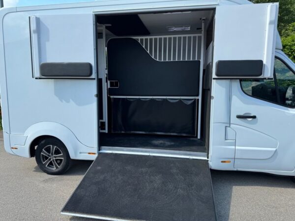 Transporteur de chevaux  3 chevaux Renault Master – Image 16